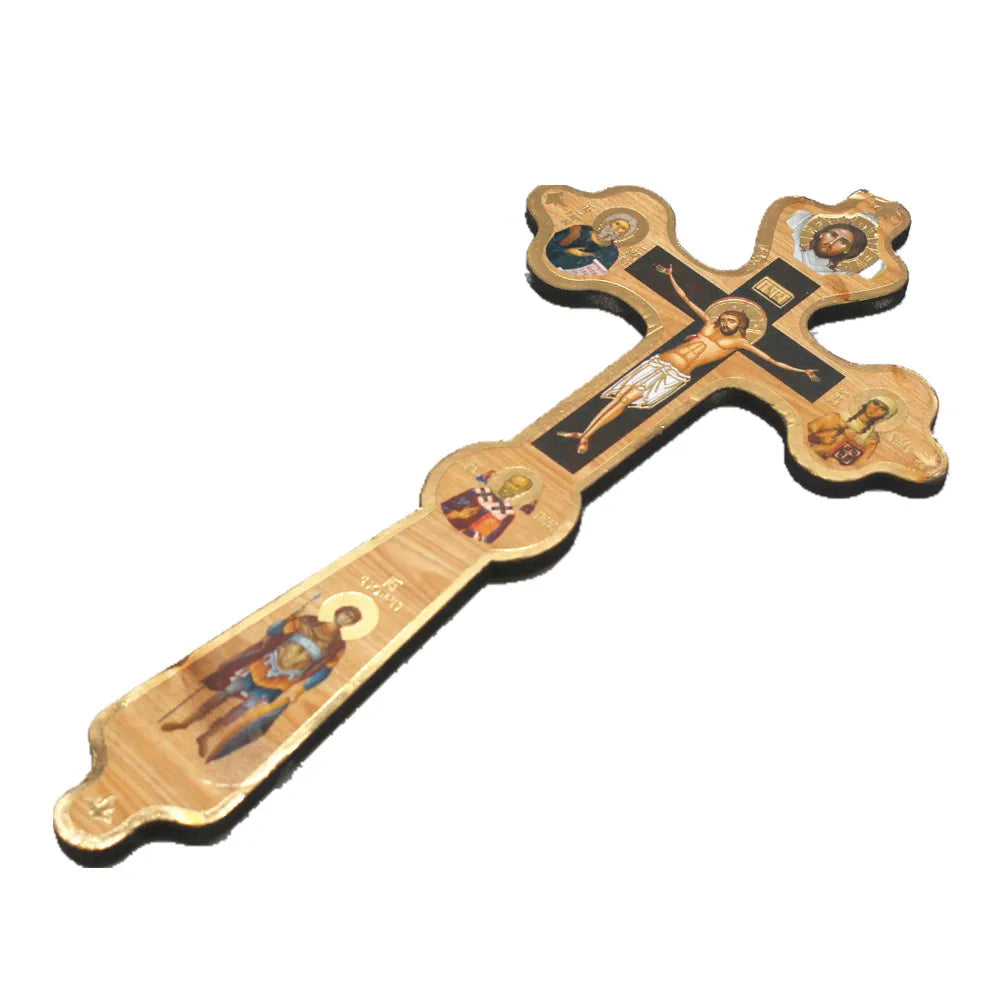 Autre variante de croix en bois orthodoxe avec St Nicolas et l’archange Michael sous le Christ