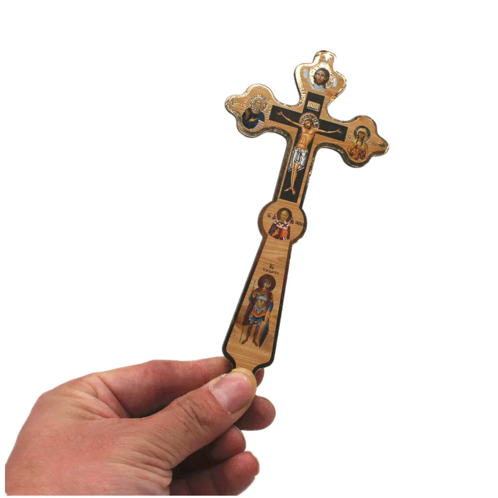 Autre variante de croix en bois orthodoxe avec St Nicolas et l’archange Michael sous le Christ