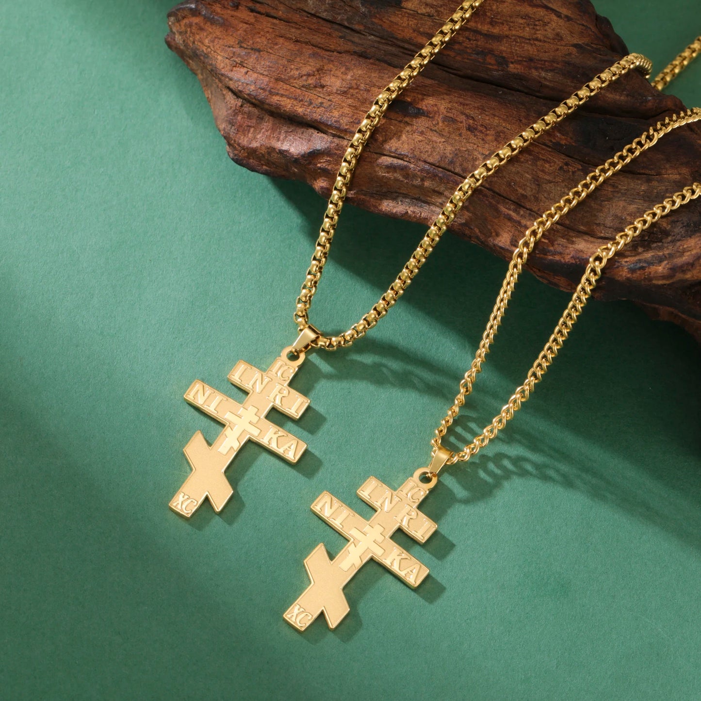 Chaîne et pendentif IC XC NIKA INRI